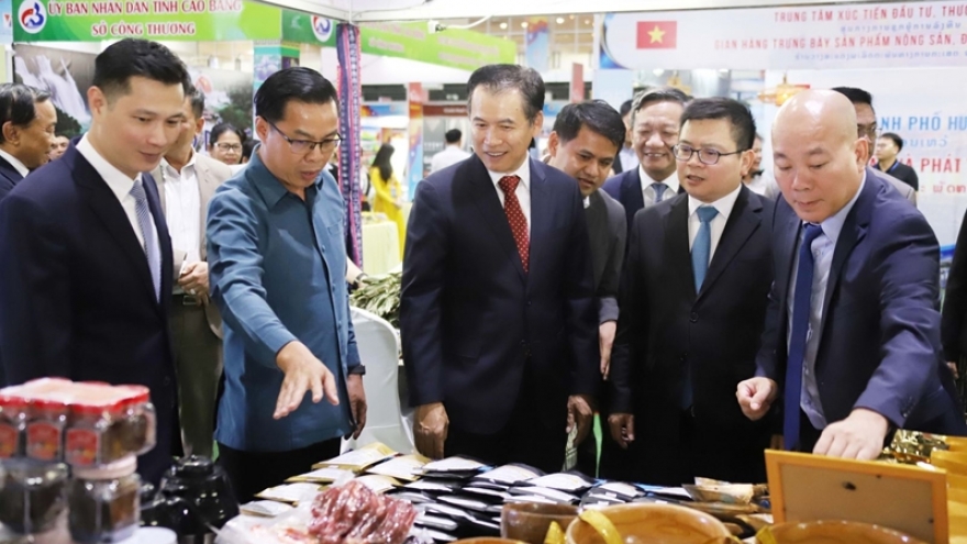 Vietnamese, Lao defence ministries to guide trade promotion fair in Vientiane